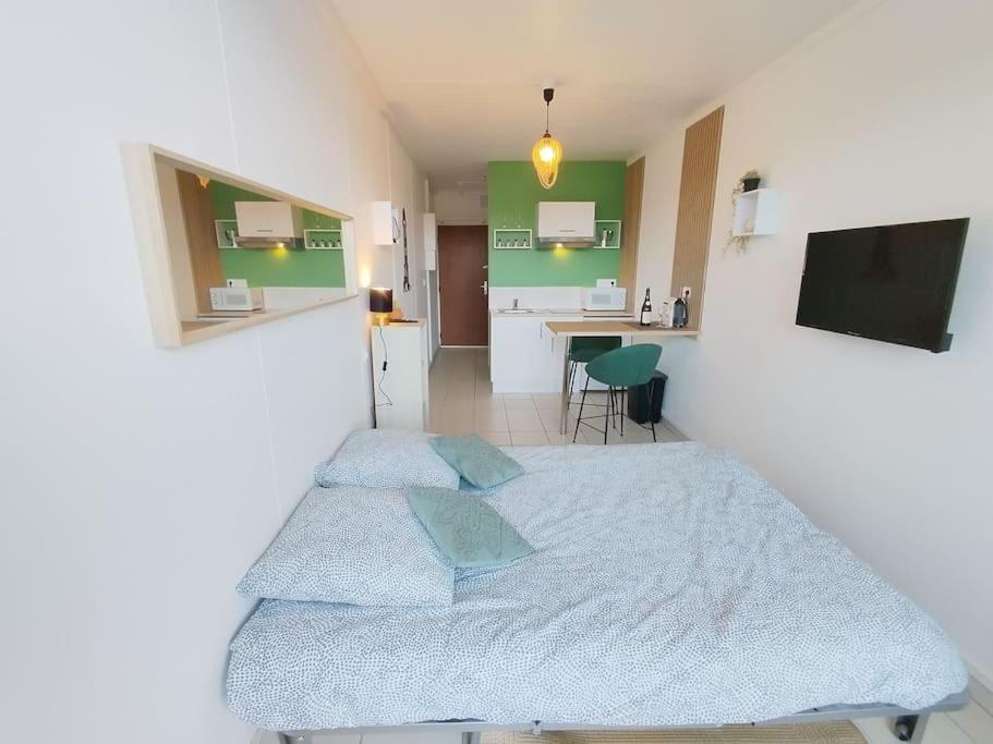 Studio Vue Mer - Plage De Trestraou Perros-Guirec Exterior photo